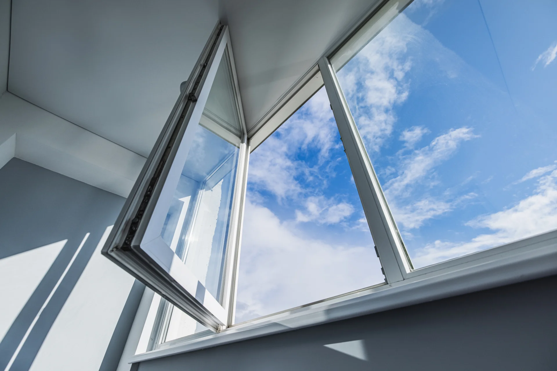 VLX 80 Casement Window in Long Beach, CA | Lightwell Windows Long Beach - detail 1